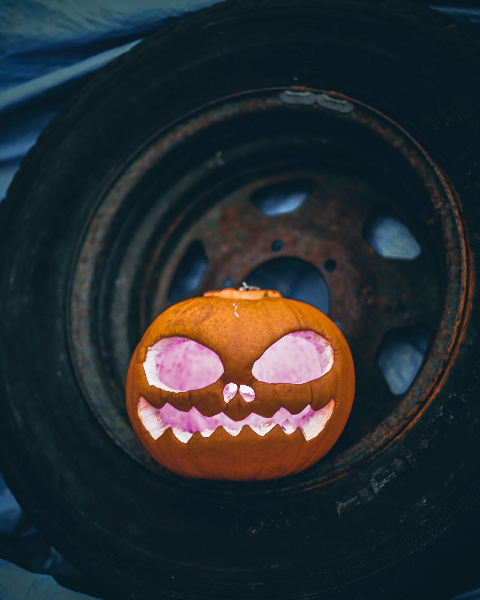 Halloween-Kürbis vor einer Reifenfelge